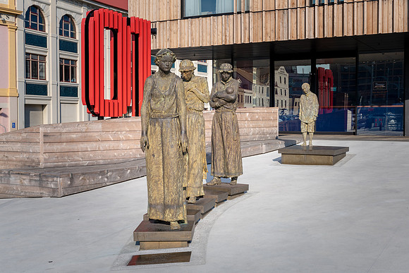 Immigrants Sculpture at Franklin's Wharf
