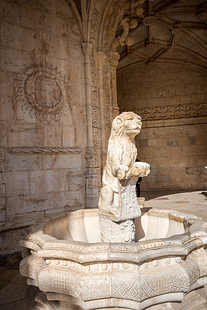 Jerónimos Monastery - Fountain