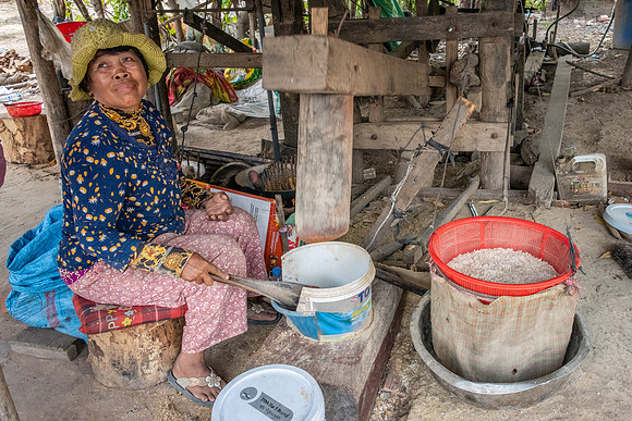 Rice Pounding to Flatten Grains -1