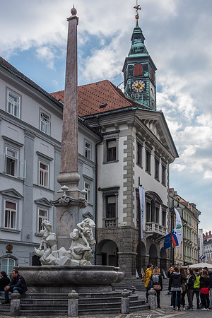 Robbov Vodnjak Fountain & Town Hall