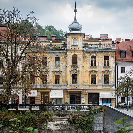 Building in Gallusovo Nabrežje
