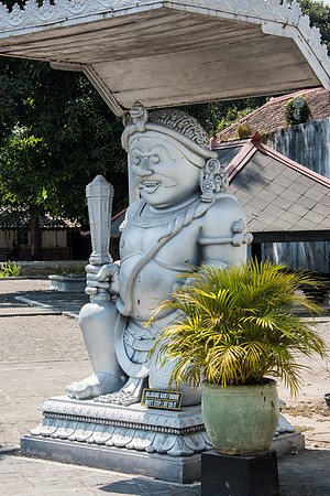 Royal Palace Statue -1