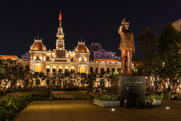 Hi Chi Minh statue