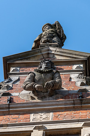 Gdansk Brama Wyżynna Old City Gate Statue Head and Body -2