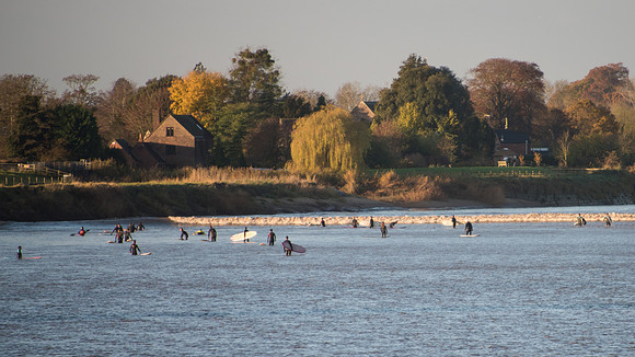 Many surfers waiting at Epney