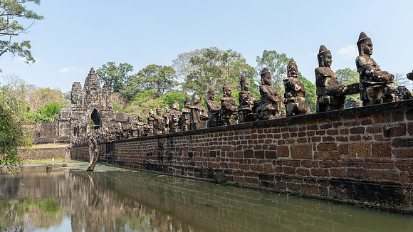 South Gate Bridge to Angkor Thom -1