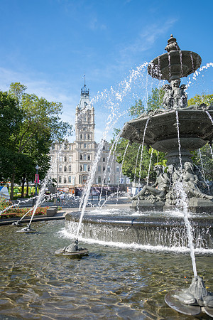Fontaine de Tourny & Parliament Buildings